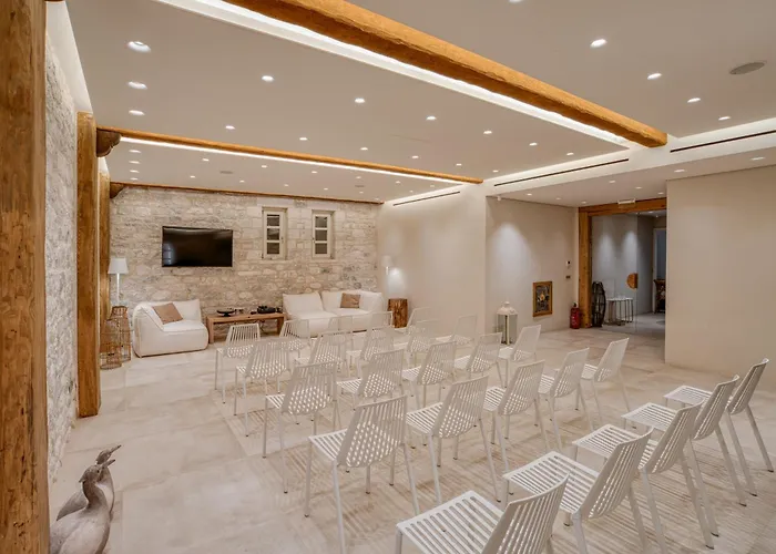 Bassa Maina & 호텔