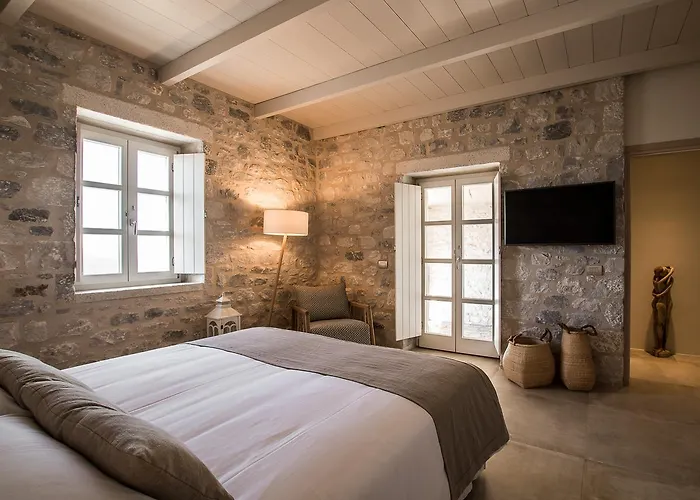 Bassa Maina & 호텔